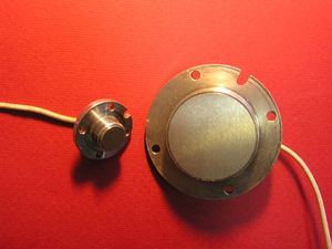 Ultrasonic take-up oscillators for fluid flow sensing device