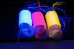 Волокна ОАО «Могилевхимволокно», окрашенные разработанными в Институте флуоресцирующими красителями (УФ-освещение)